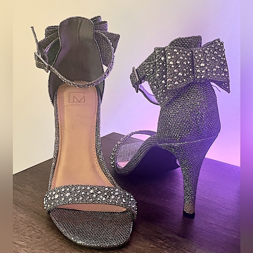 Sliver sparkling bow heels
